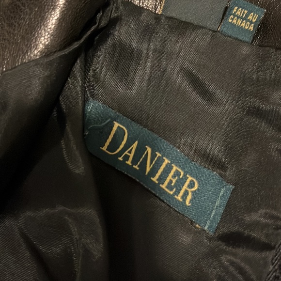 Danier leather skirt fitted soooooo smooth and soft hugs the body like new - Picture 4 of 11